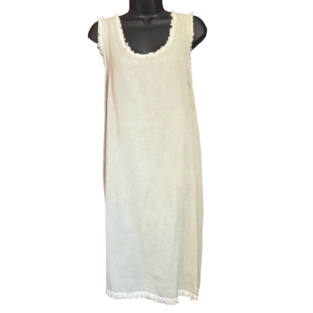 Sinous: Pale green raw-edge dress